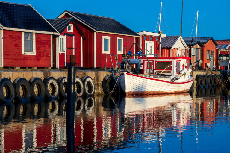 Fiskebåt har lagt till vid kajen i Gislövs hamn