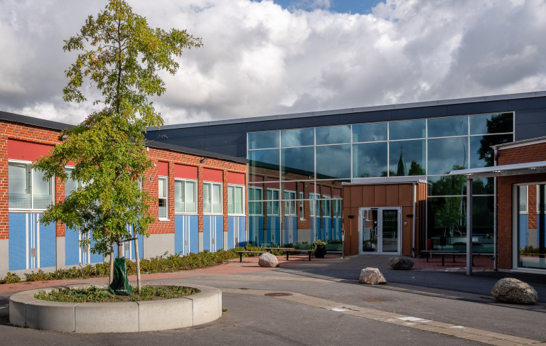 Klagstorps skola, nordost om Trelleborg är en F-6 skola med 130 elever.