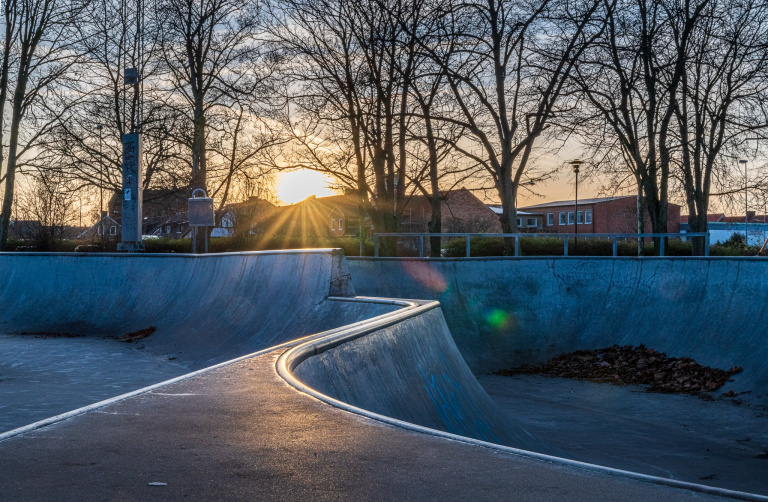 Du kan åka skateboard, inlines och sparkcykel i skateboardanläggningen i Generationsparken.