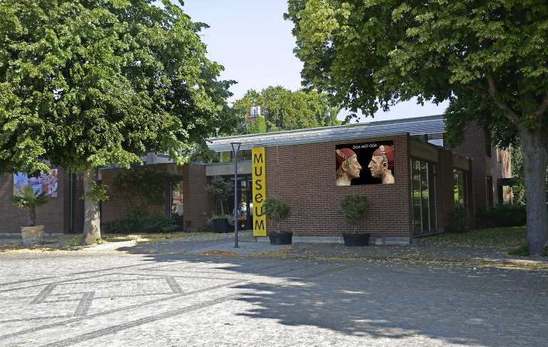 Du hittar museet vid Stortorget mitt i Trelleborg. Mellan biblioteket och vattentornet, alldeles intill Stadsparken. Och bara ett stenkast ifrån Axel Ebbes Konsthall.