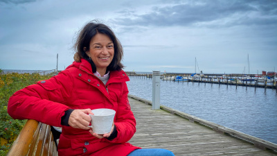 Ameli Rosenqvist Green tar en kopp kaffe i Gislövs hamn.