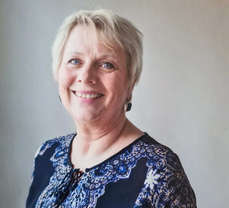 Leende kvinna tittar in i kameran