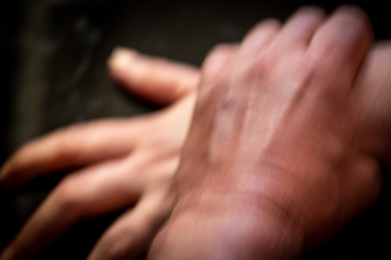 En hand håller ett hårt grepp om en annan hand.