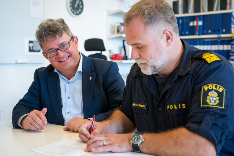 dialog mikael rubin och polis