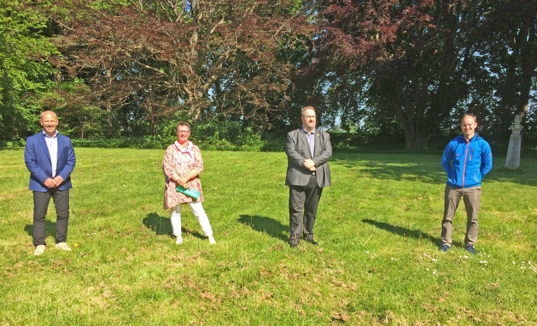 När röstningen genomförts träffade kommunens representanter förslagsställarna vid den blivande mötesplatsen vid Rosenhagen i Anderslöv.