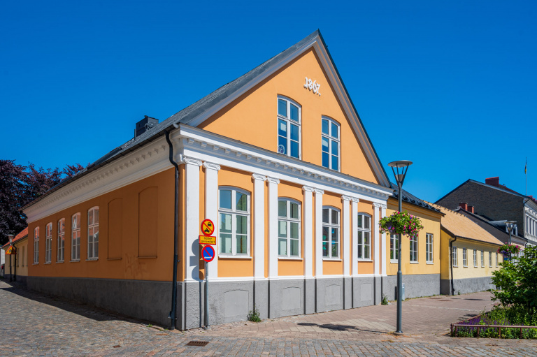 Gul, äldre en och en halvplansbyggnad. Bilden visar husets gavel.