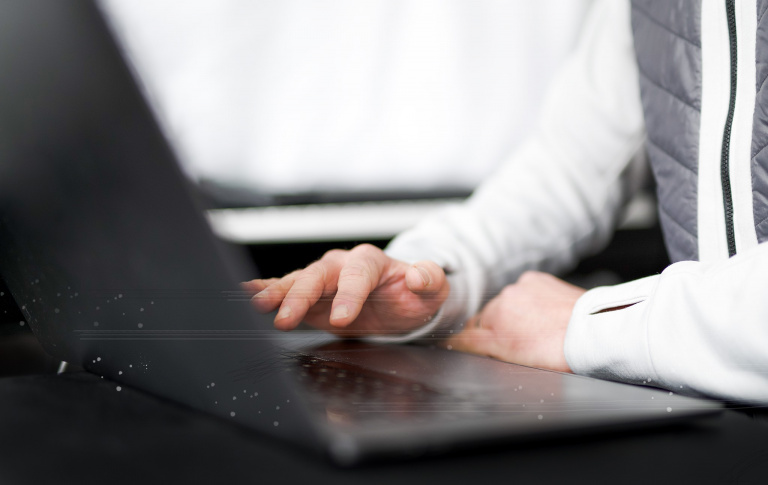 Laptop och händer