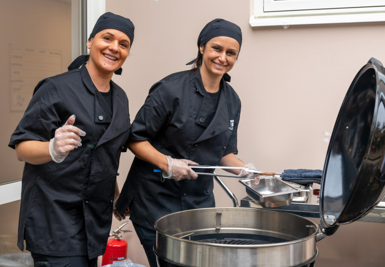 Kökspersonal vid Solrosens förskola grillar hamburgare.