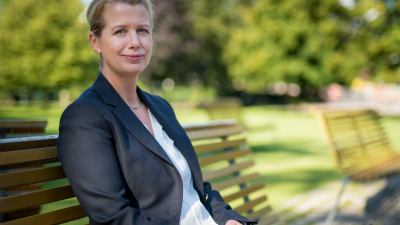 Kvinna sitter på en parkbänk.