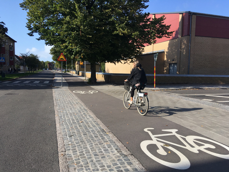 Cyklist på cykelbana