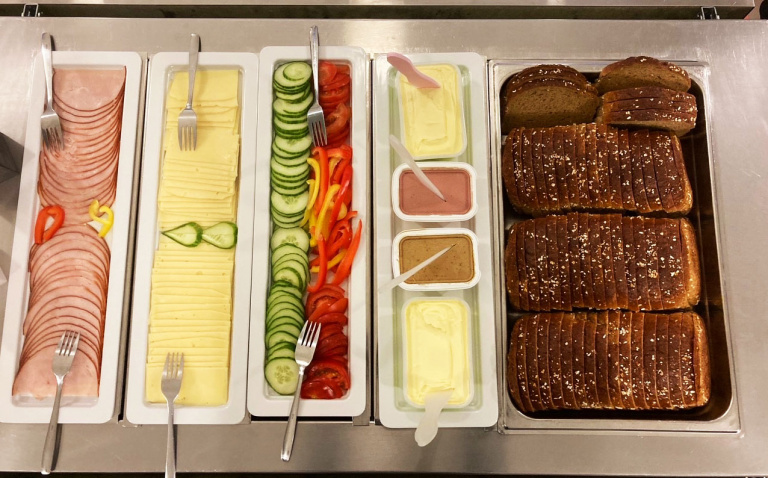 Frukost serveras alla skoldagar på Pilevallskolan.