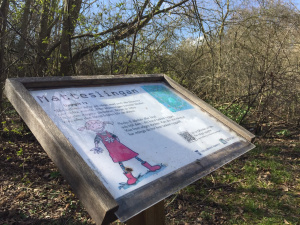 Informationstavla i skogen