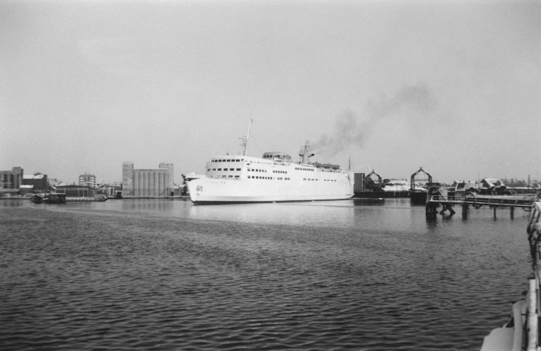 Svartvit bild, färja i hamn.