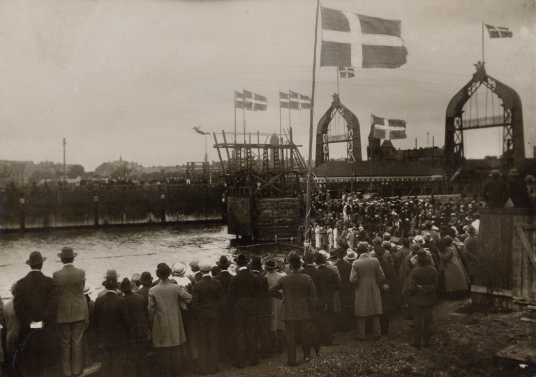 Svartvit bild folksamling i samband med simtävling