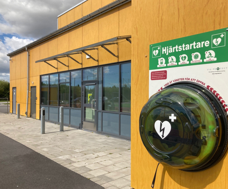 Hjärtstartare på skolfasad