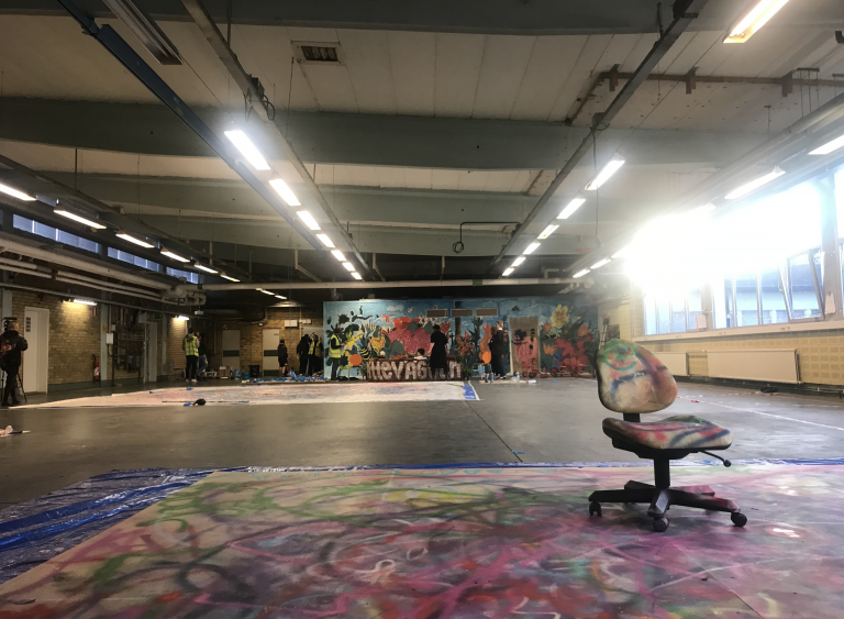 Tom fabrikslokal med sprayfärg