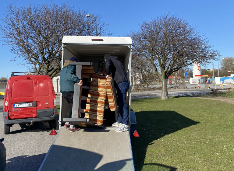 Släp med möbler.