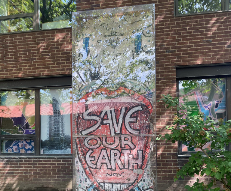Bit av Berlinmuren med graffitimålning.
