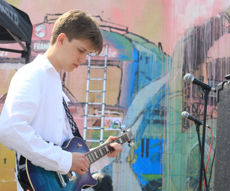 Kille spelar gitarr