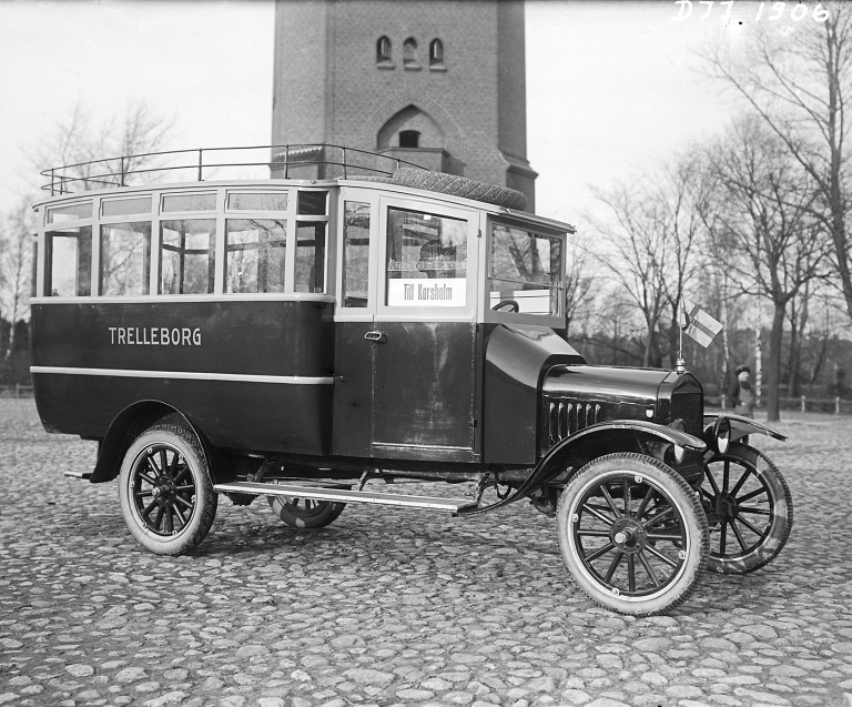 Gammaldags bil på Stortorget