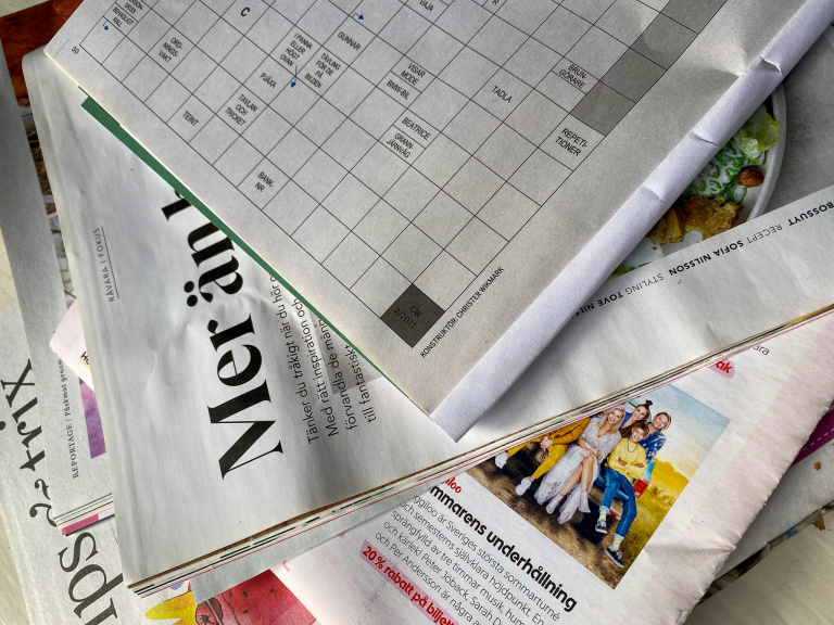 papperstidningar liggande i hög