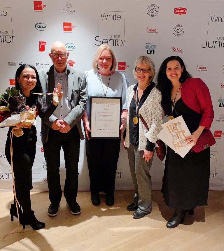 Representanter på plats för att ta emot priset. Från vänster: Atiya Frostholm, kock, Venzel Rosqvist, socialnämndens ordförande, Charlotte Thelander, enhetschef, Bodil Green, kock, och Wioletta Bajor, kock.
