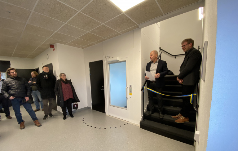 Två män vid blågult band