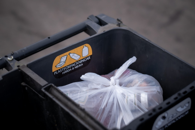 Genom att samla plastavfallet i en påse som vi knyter till och lägger i avfallskärlet minskar vi risken att plast flyger i väg vid tömning och förorenar vår natur.