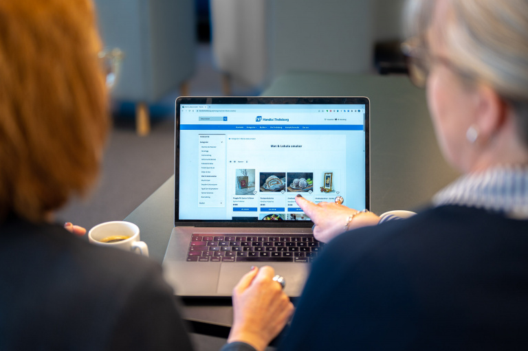 Två personer pekar på en datorskärm