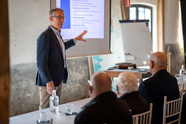 Peter Nilsson, professor i skatterätt, höll ett uppskattat föredrag för deltagarna i rådhuskoncernens årsstämmodag.
