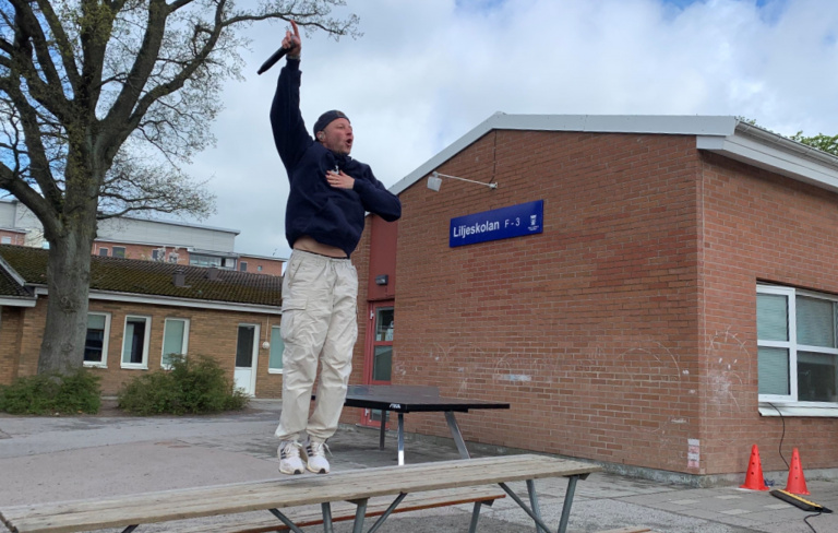 Kille på bord