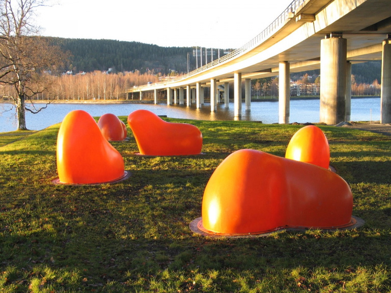 Skulptur vid foten av en bilbro