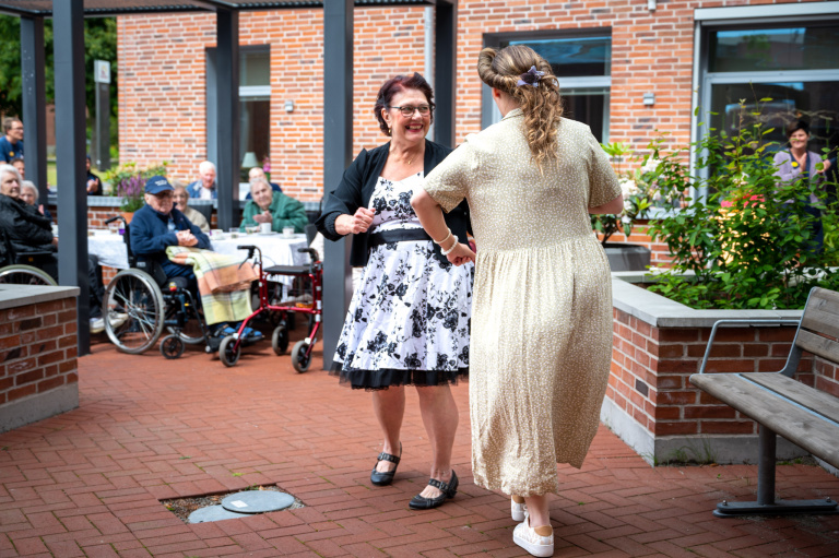 Två kvinnor dansar och visar upp kläder från 1940-talet.