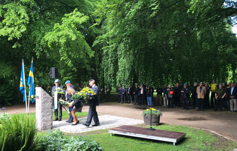 Kransnedlägging vid minnessten