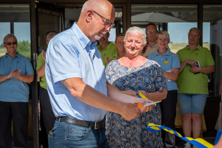 Venzel Rosqvist, socialnämndens ordförande klipper bandet vid Byagårdens invigning.