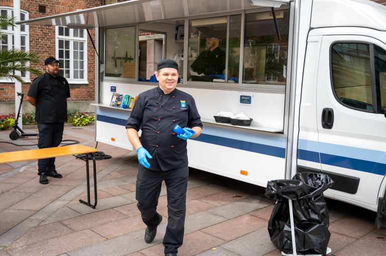 Kökschefen Torbjörn Larsson serverade fransk löksoppa utanför Rådhuset. Till sin hjälp hade han kockarna Christian Karmestam (till vänster) och Elinus Weiland (inne i foodtrucken).