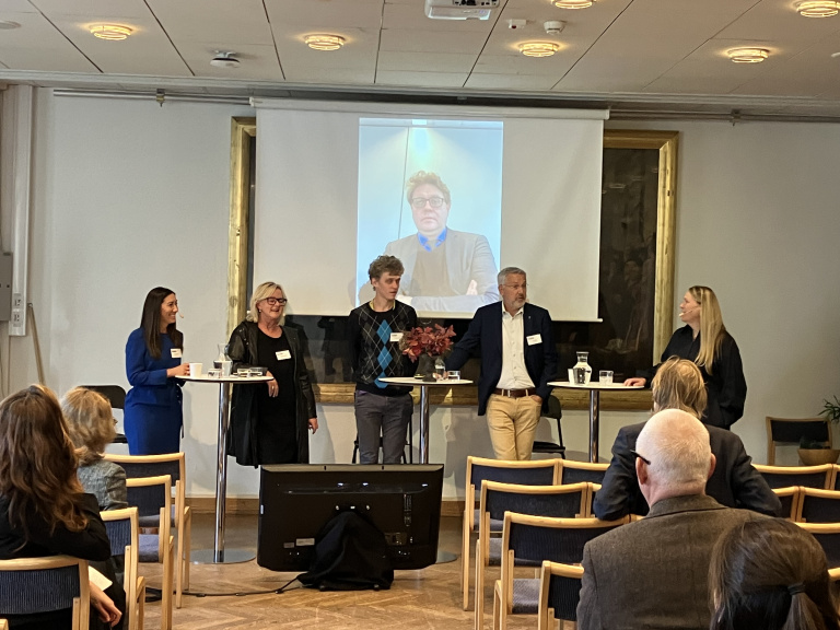 Människor vid storbildsskärm