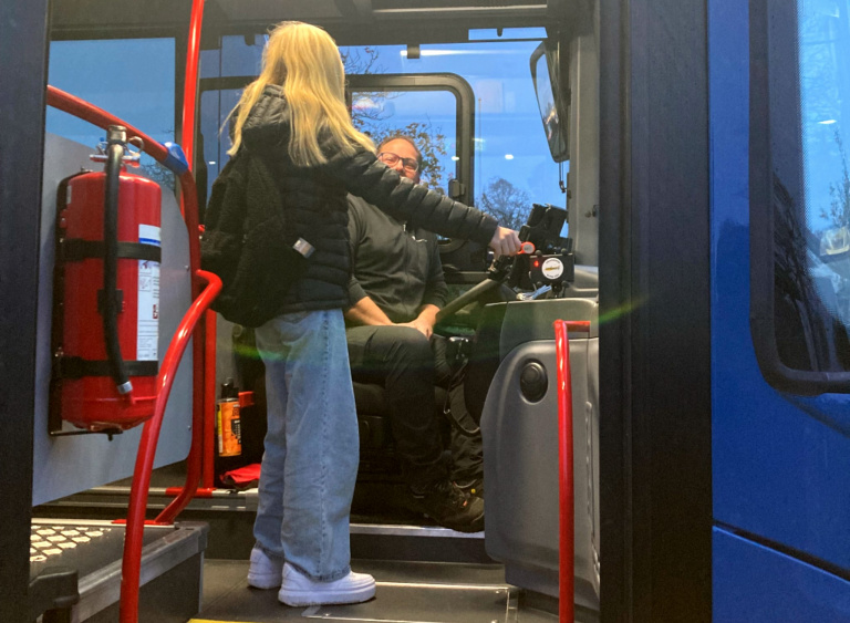 Flicka går ombord på skolbuss
