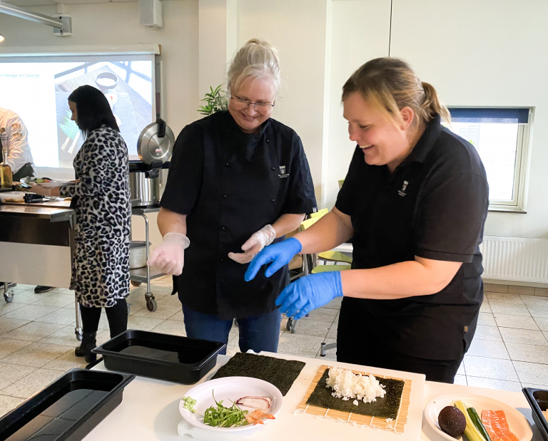 Skolkockarna Anette och Emili prövar att laga sushi.