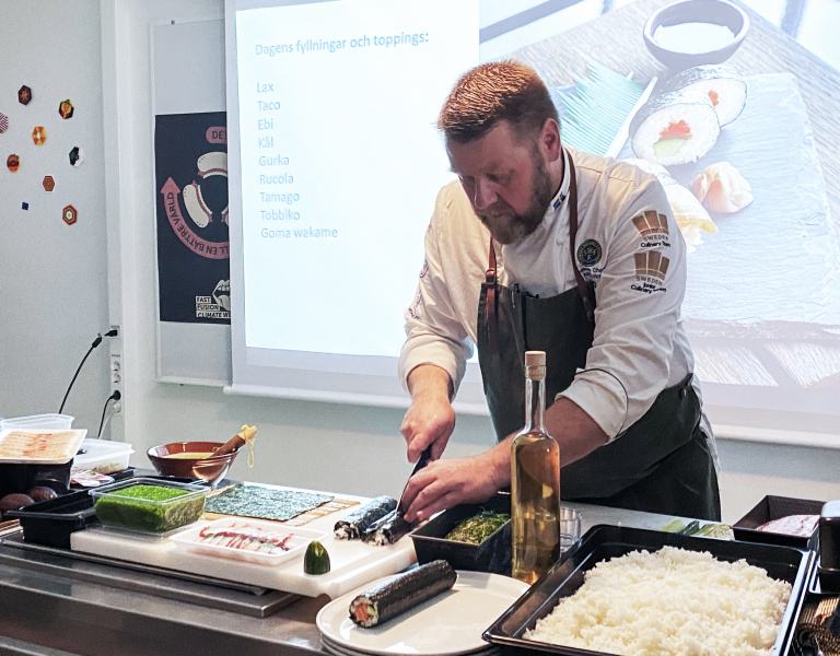 Anders Tegnér visar hur man tillagar sushi.