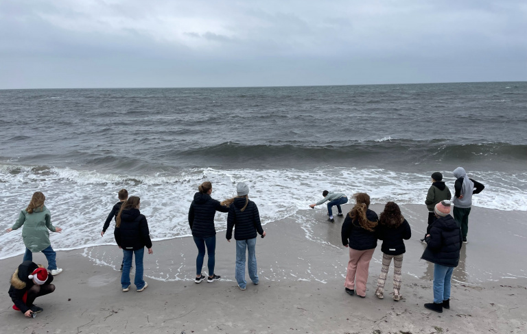 Elever vid strandkanten