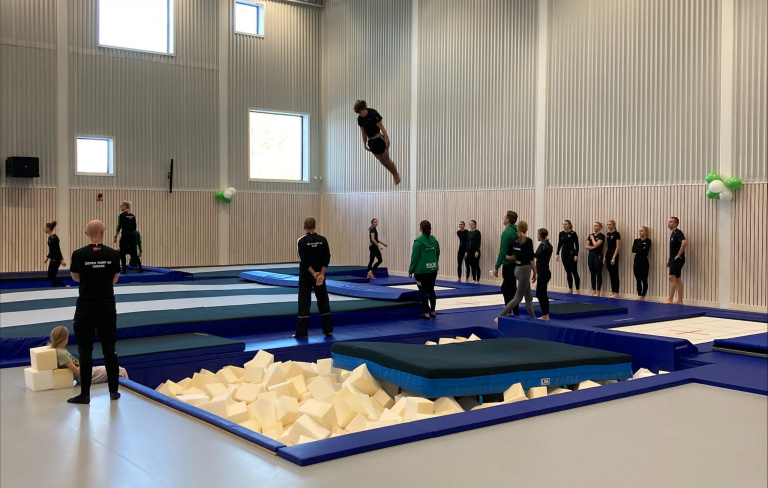Ungdomar i gymnastikhall