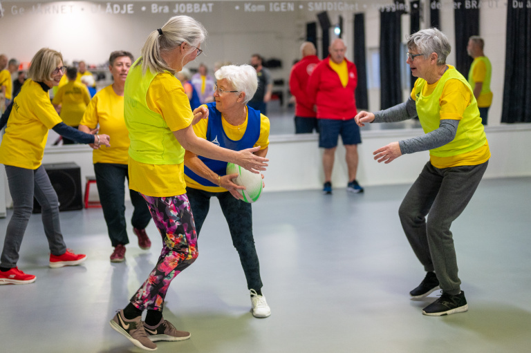 Seniorer spelar rugby i idrottshall