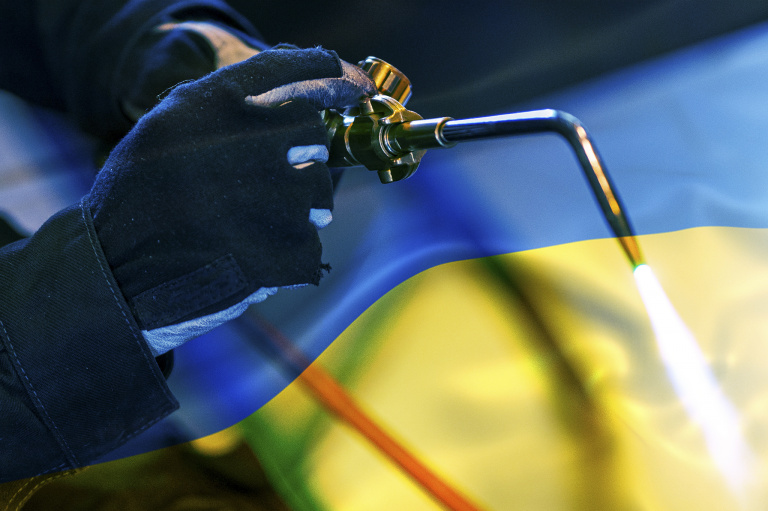 Skolor i Trelleborg bygger kaminer till Ukraina