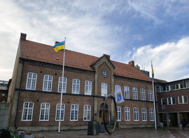 Flaggning utanför Rådhuset fortsätter för att uppmärksamma årsdagen av Rysslands invasion av Ukraina.