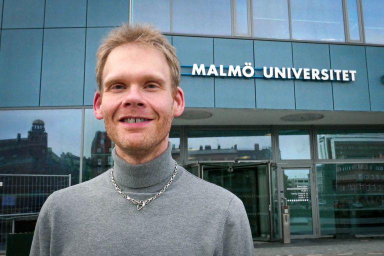 Man framför byggnad. utomhus