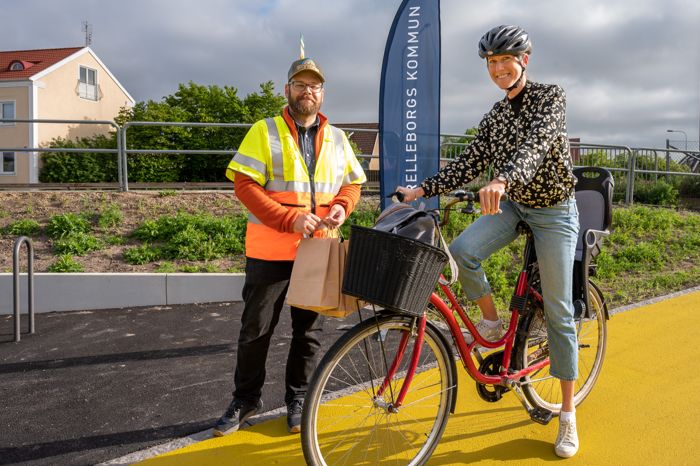 Två personer vid cykeltunnel