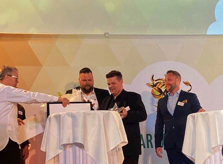 Personer vid bord med vita dukar