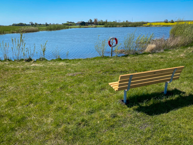 Med utsikt över nyckelpigedammen har kommunens stadsmiljöavdelning monterat fyra fasta bänkar.