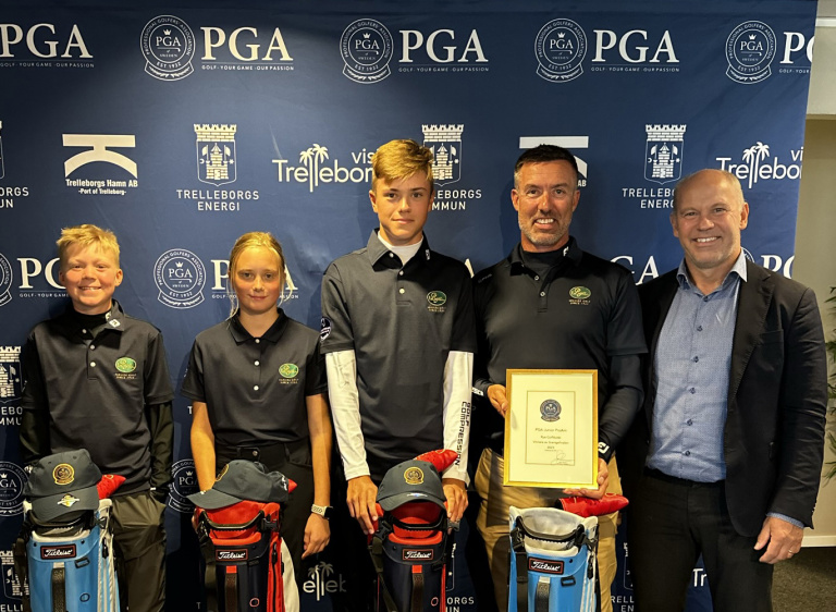 Ungdomar och man med golfbagar och diplom